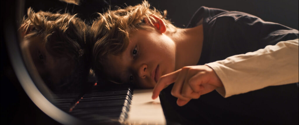 Ben Kermer legt seinen Kopf auf das Klavier