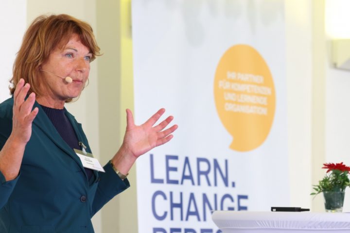 Monika Haider beim Vortrag vor einem Plakat mit Schrift: "Learn. Change." / Fotos: ©APA/Ludwig Schedl | Controller Institut